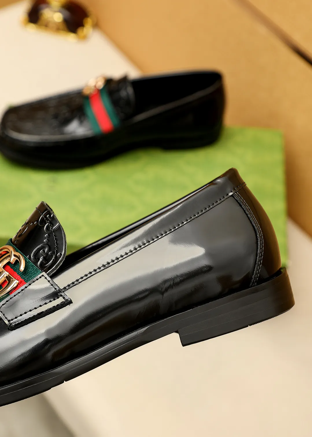 Men's shoes 💰480 💐 Product trademark: GUCCI "Gucci" casual leather shoes Regular size: 38-44 (45.46🉑️customized) Product materials: Selected imported first-layer open-edge beaded cowhide embossed upper + luxury hardware buckle, imported water-dyed cowhide leather lining. Strong three-dimensional visual effect, original outsole color: 2 colors available